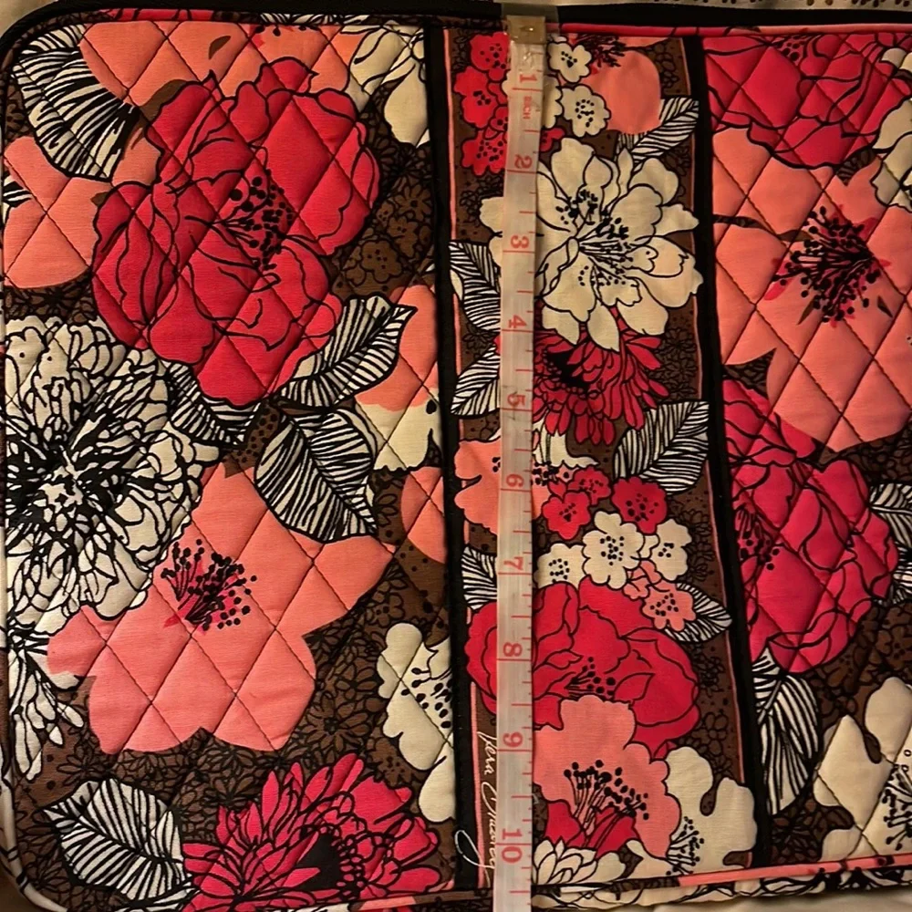New without tags-Vera Bradley laptop bag. Pin flower pattern